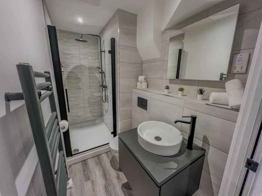 Orange Rentals-High Spec, Midnight Suite, Sleeps 4-Pets Welcome! Ливерпуль Экстерьер фото